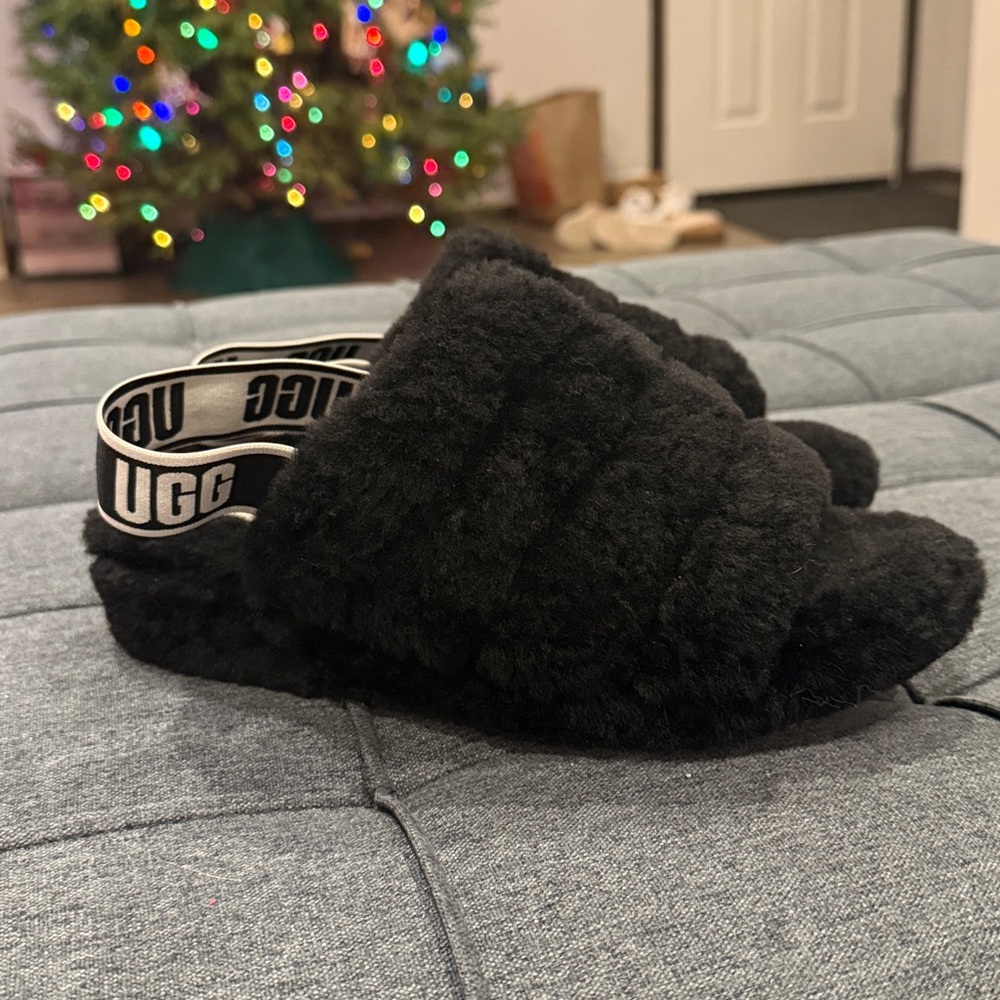 Black UGG slippers size 9 - Picture 2 of 3